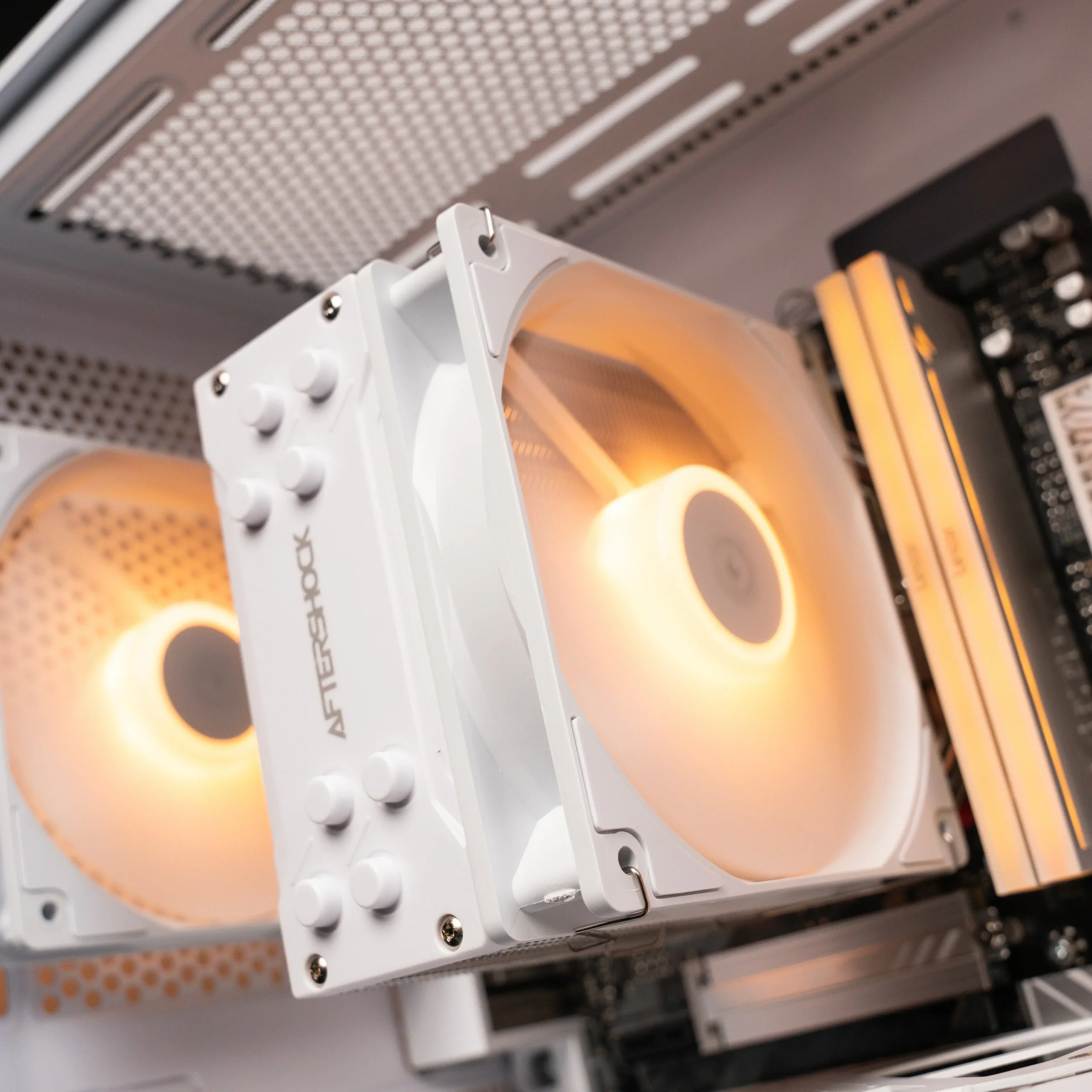 FLOW : LVL 4 WHITE R5 7500F | RTX 5060 | 32GB RAM - Image 7